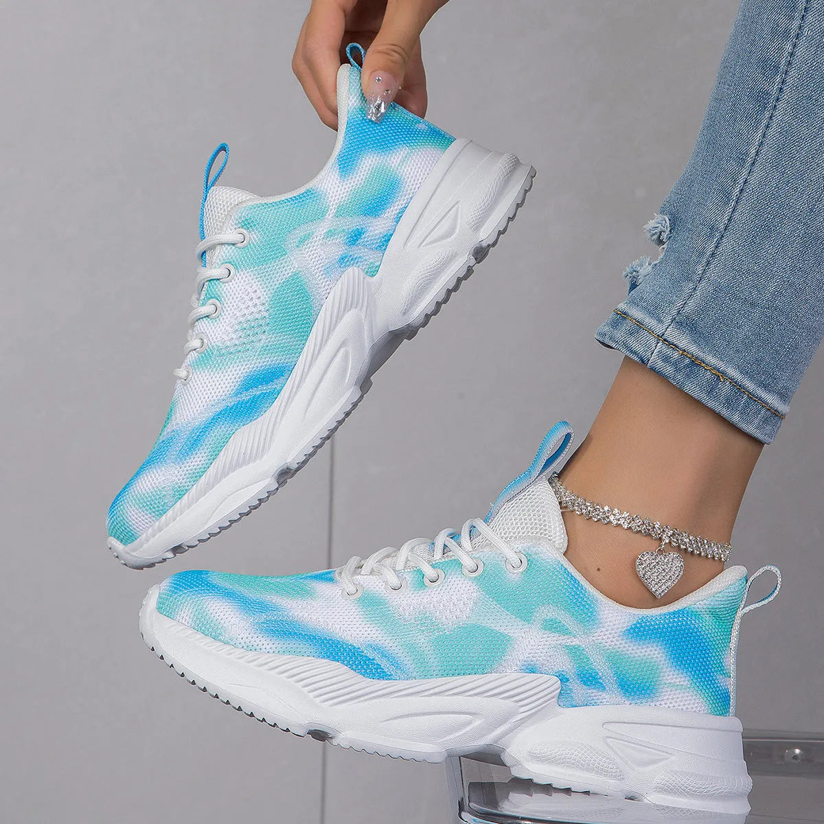 Casual flower sneakers in white blue with flyknit upper, mesh lining, lace-up front, low top, flat heel.
