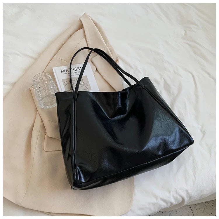 Premium faux leather shoulder bag in a variety of chic colors for autumn and winter fashion