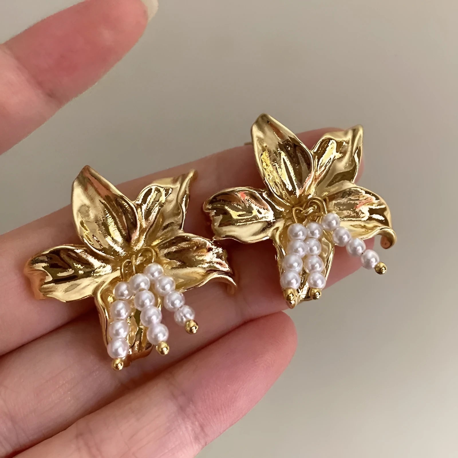 Gold H1795 metal earrings with exaggerated flower shape design and pearl elements for women