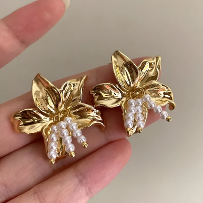 Gold H1795 metal earrings with exaggerated flower shape design and pearl elements for women