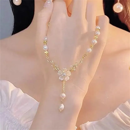 Alloy fashion necklace with pearl flower design and rose elements in Q9 colour