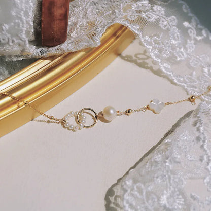Gold-plated women's bracelet with natural pearls and a clasp fastening