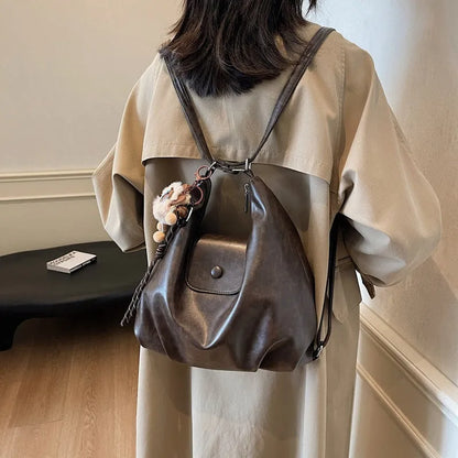 Women's leather shoulder bag with single strap and horizontal square shape in black colour