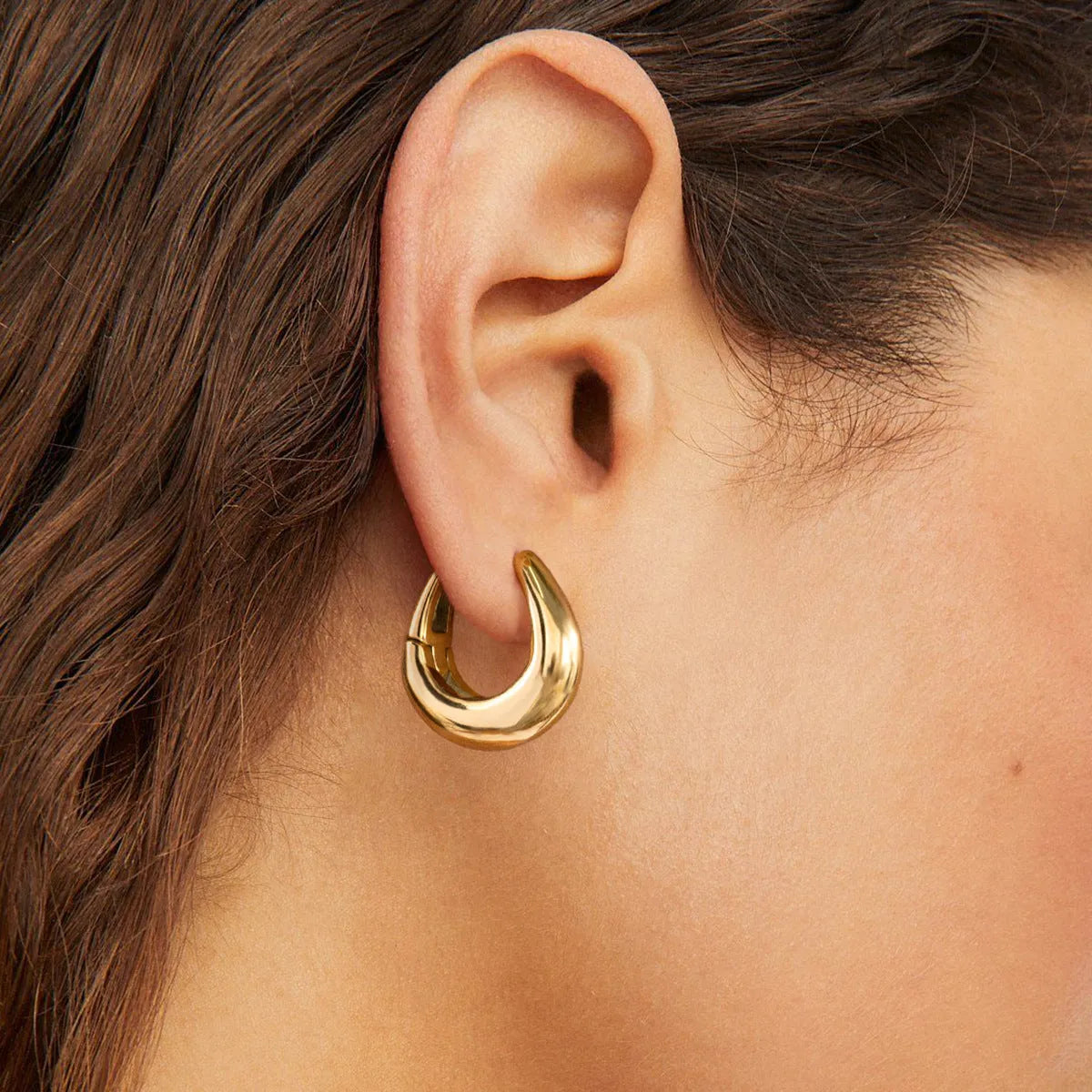 Pair of 18K gold plated stainless steel ear clips with geometric oval ellipse shape for women