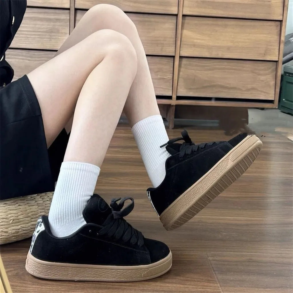 Black retro low-top sneakers with artificial PU upper, round toe and lace-up front closure on rubber sole