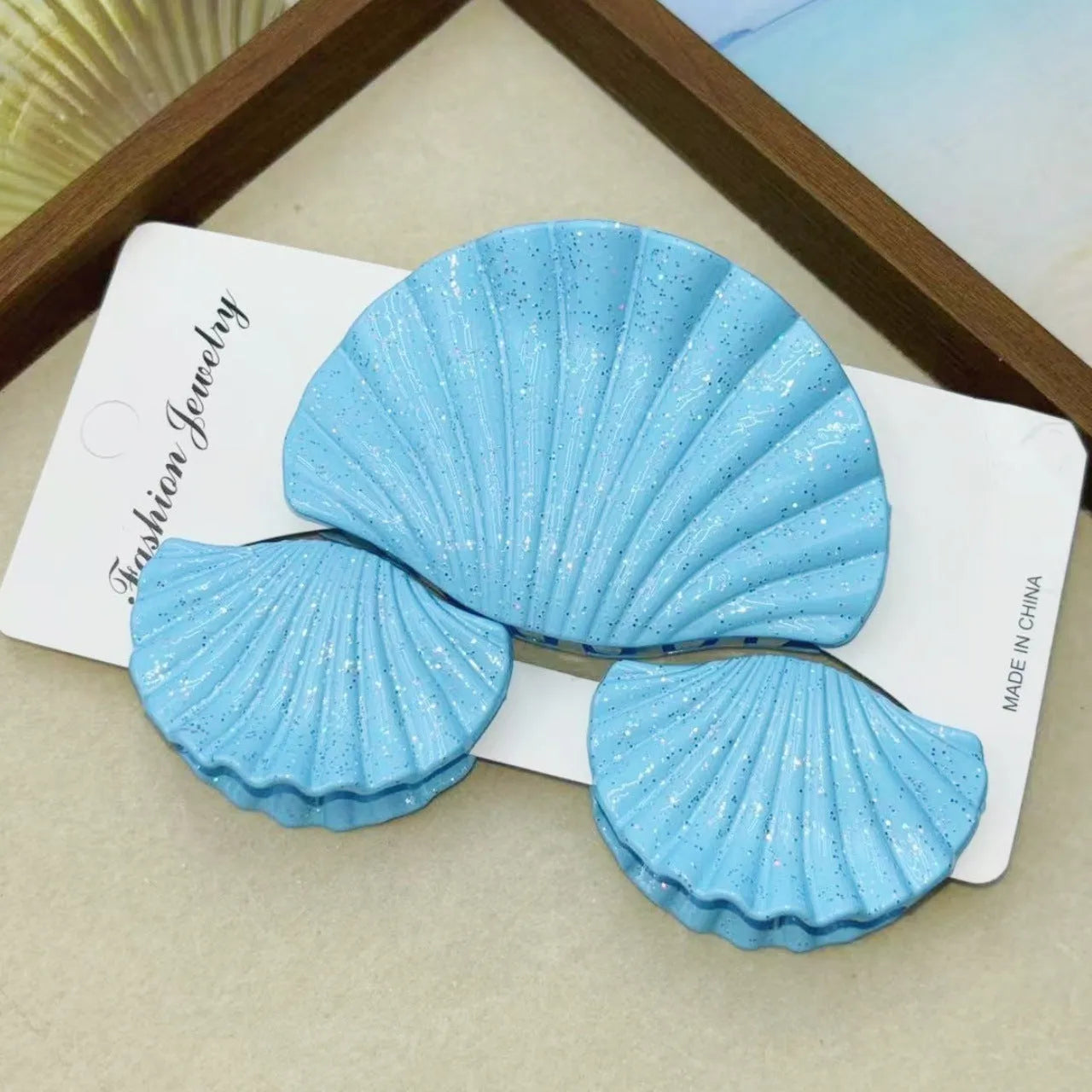 Gradient frosted plastic hair clip set in three pieces with shell decoration
