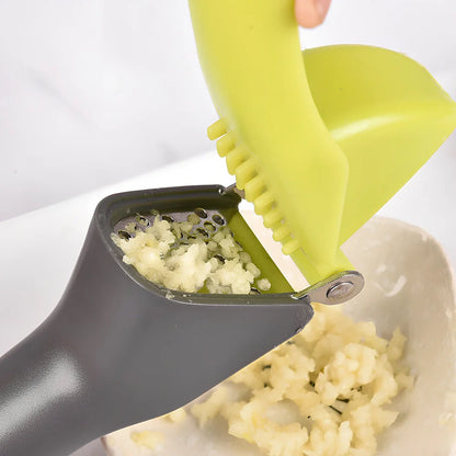 Plastic garlic masher with 4 stainless steel pressing chambers and plastic handle