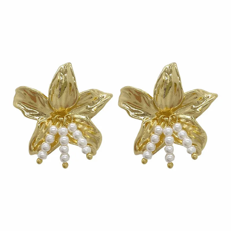 Gold H1795 metal earrings with exaggerated flower shape design and pearl elements for women