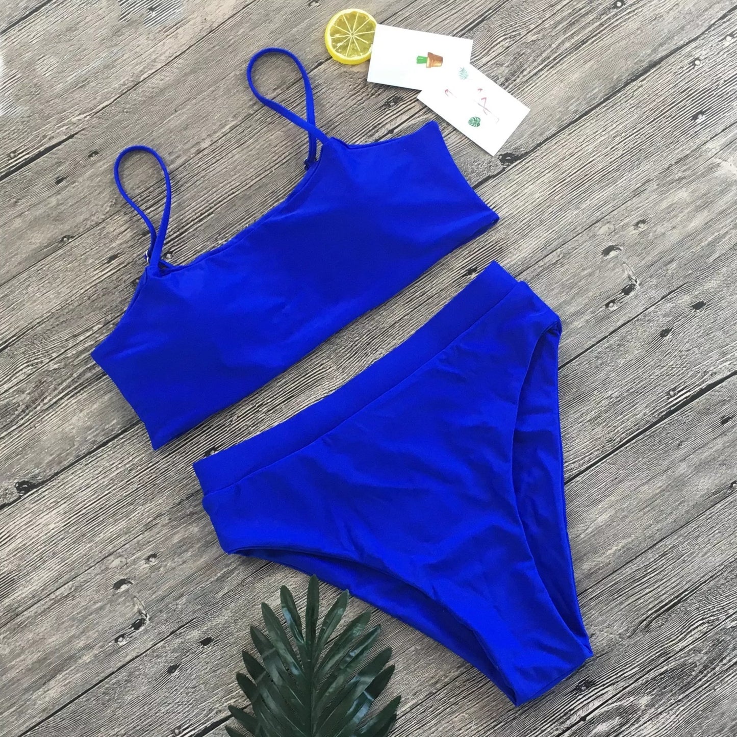Ladies' three-point bikini swimsuit in solid colour with chest pad