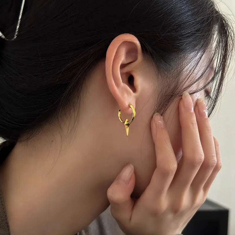 A pair of platinum-coloured star-shaped geometric ear clips for women with a copper white gold plated finish.