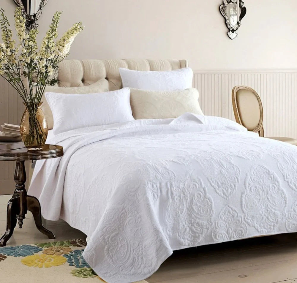 Three-piece quilted cotton bed cover set in white Perlis floral pattern, 230x250cm for 1.8m bed with embroidered details