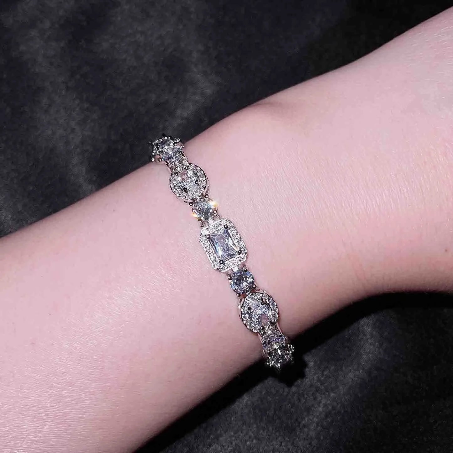 Women's adjustable silver-plated bracelet with zircon stones on geometric links