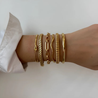 Women's stainless steel bracelet with electroplated finish in European and American style