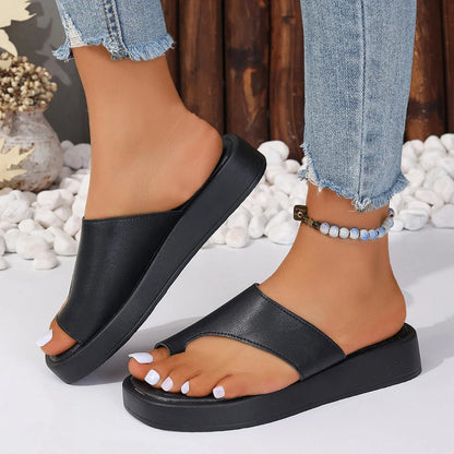 Stylish thick-soled summer slides for women in black and white