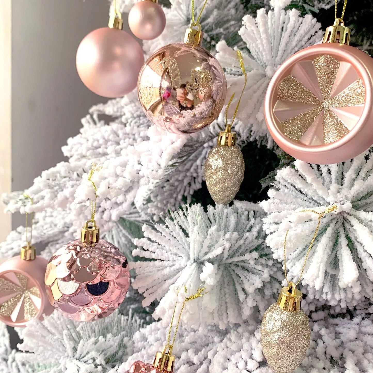 Christmas decoration pendant set with electroplated balls and painted gifts in cowhide presentation box