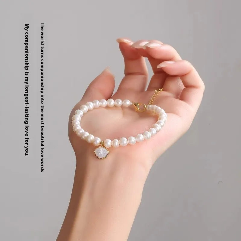Freshwater pearl bracelet with fan-shaped pearl arrangement and alloy components