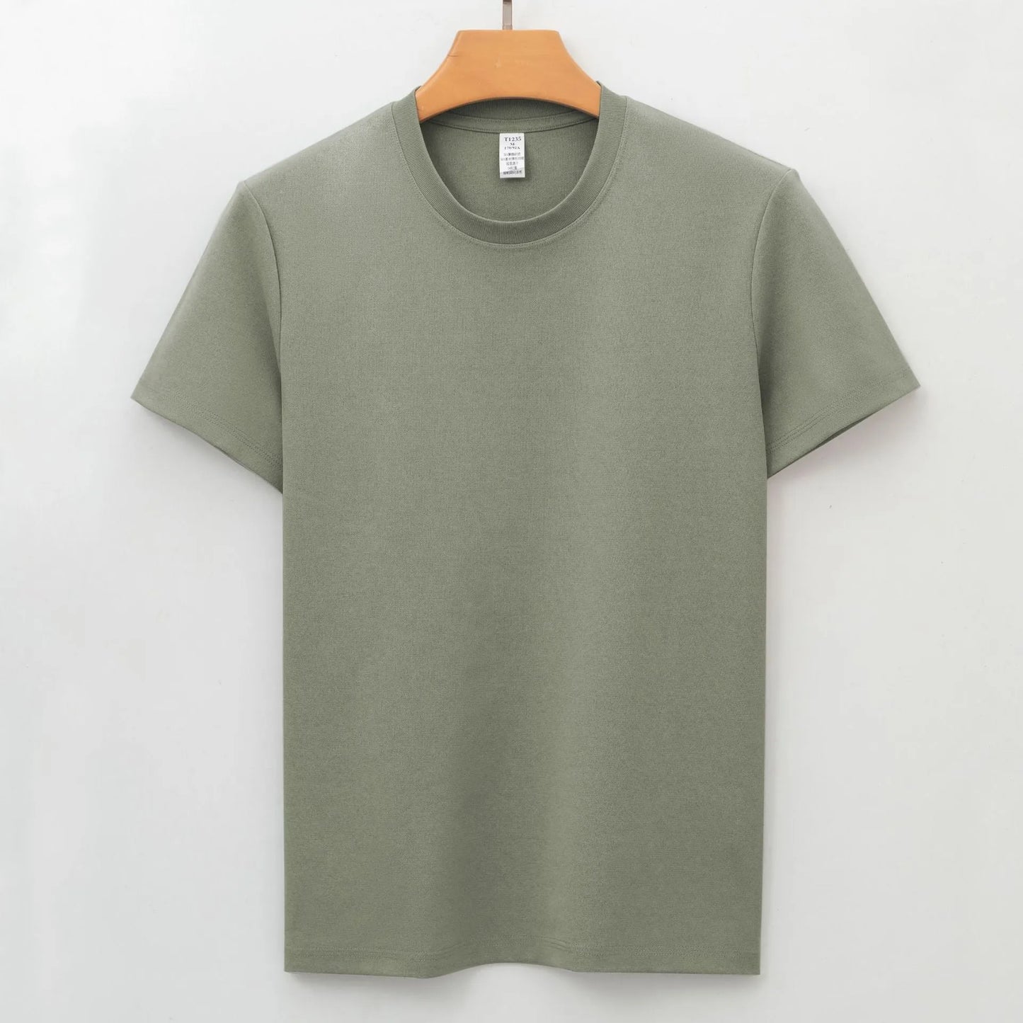 Short sleeves solid colour T-shirt with straight cut and non-iron fabric.