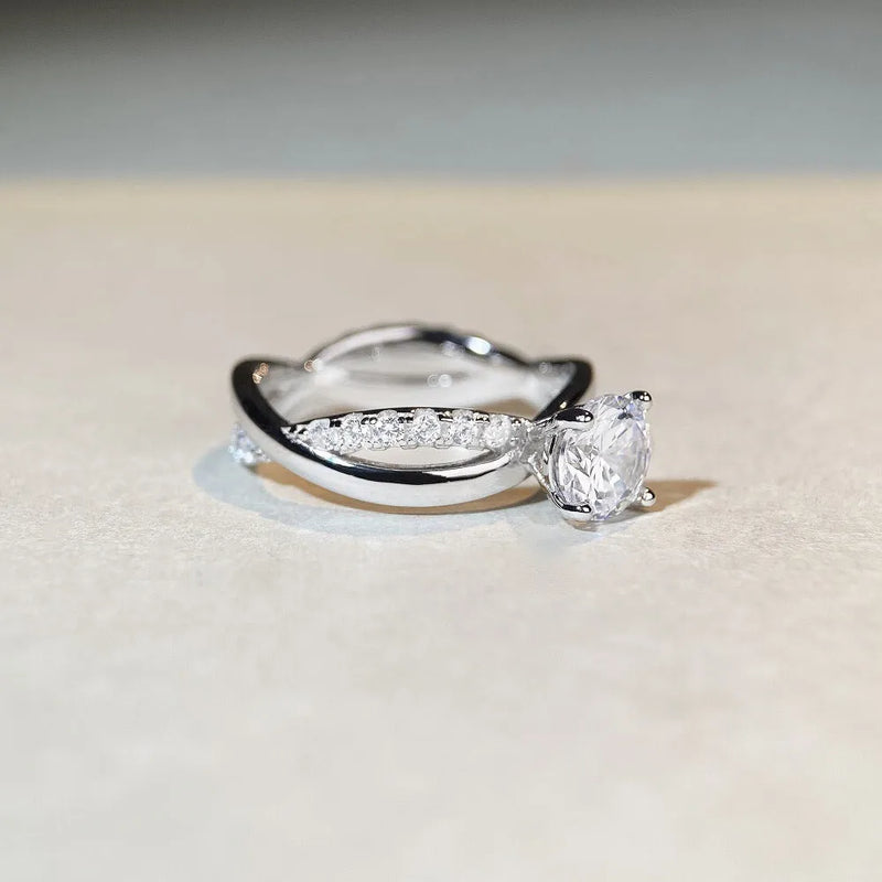 1 Karat Classic Four-claw Ring Winding Twisted Arm Moissanite: A geometric silver ring with a 1 karat moissanite centre stone, available in five UK ring sizes from No. 5 to No. 9.