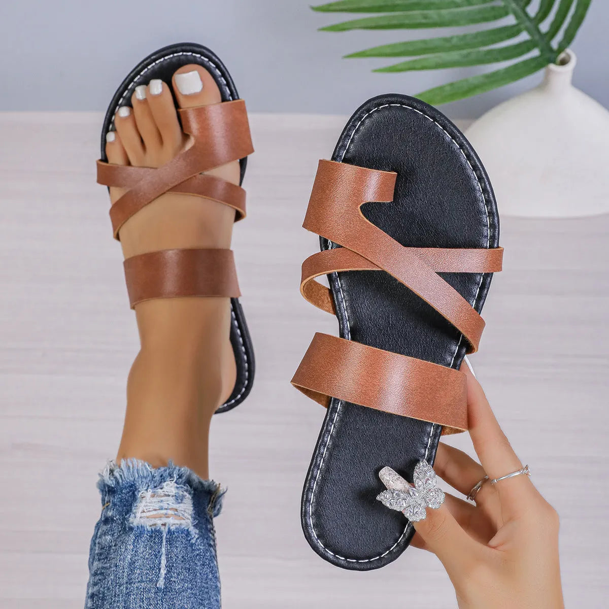 Casual one-strap beach slipper in a solid colour with round toe and hollow-out detail on the upper.