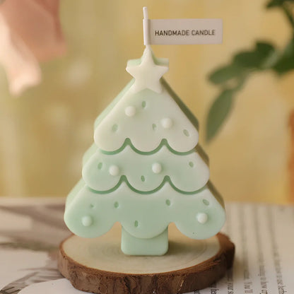 Christmas tree-shaped candle in silicone mold with soy wax and cotton wick measuring 4.5x4.5x10cm