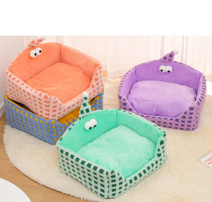 Triangular pet sleeping nest with removable cover in green, purple or yellow colours for cats