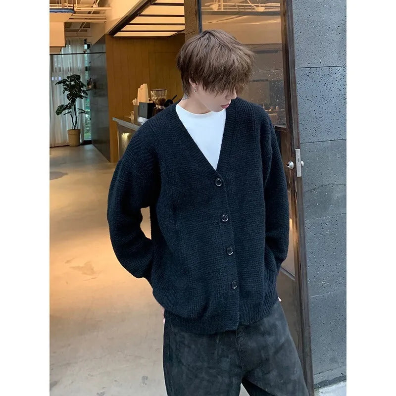 Men's loose fit retro cardigan in solid colour with V-neck and long sleeves