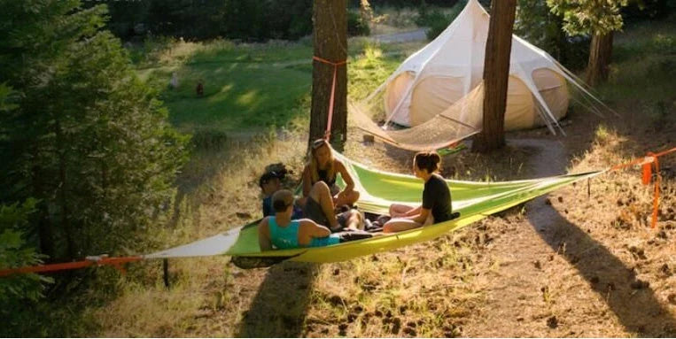 Versatile 3-person outdoor hammock with innovative 3-point anchor system for maximum comfort and stability