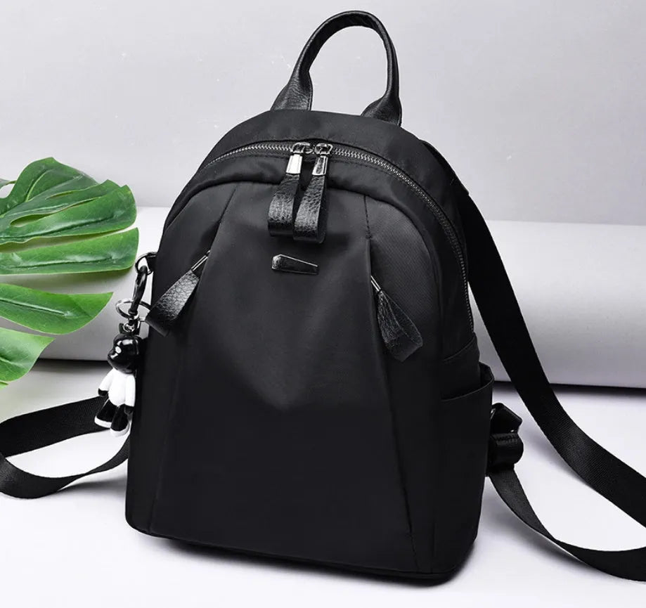 Medium square rucksack in Oxford cloth with internal organisation pockets.