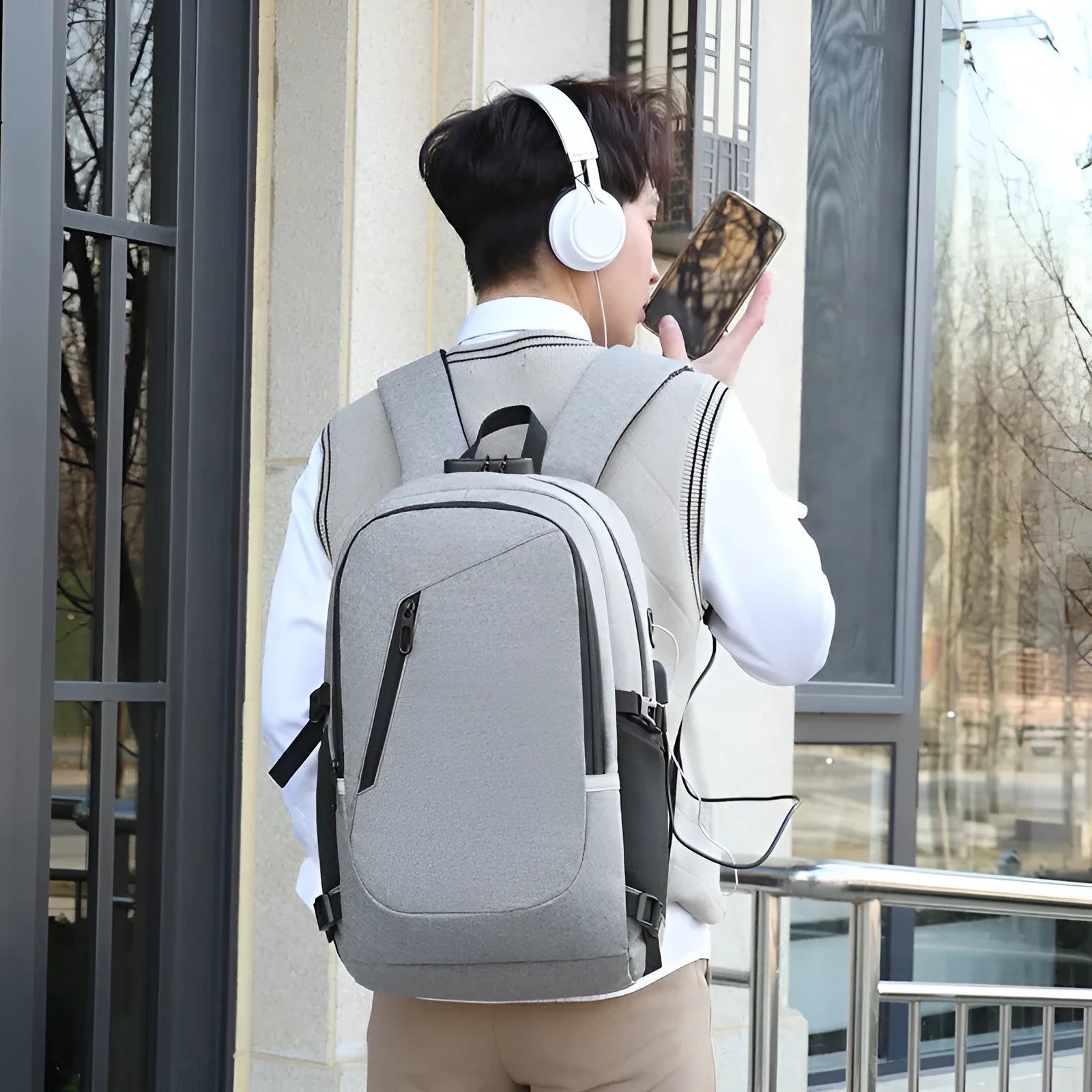 Computer backpack with Oxford cloth construction showing 50x31x19cm dimensions and 20-35 litre capacity
