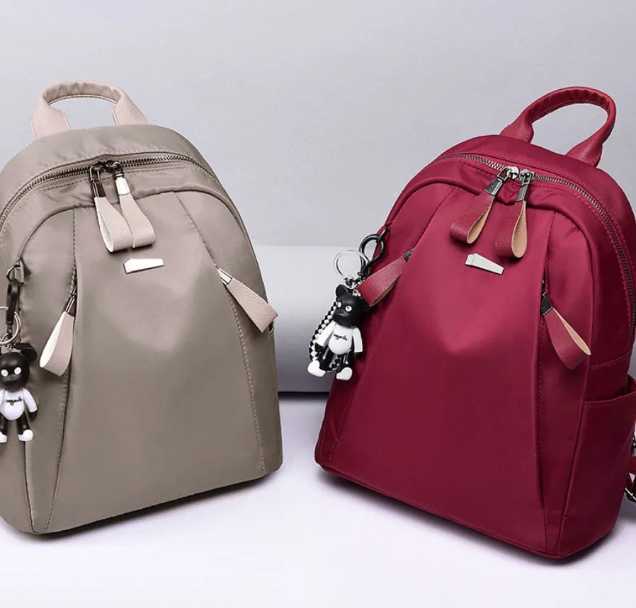 Medium square rucksack in Oxford cloth with internal organisation pockets.