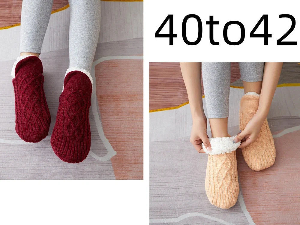 Pair of thickened non-slip indoor socks in navy V-fringe, 60% acrylic with sherpa lining for warm grip on floors, sizes 35-45