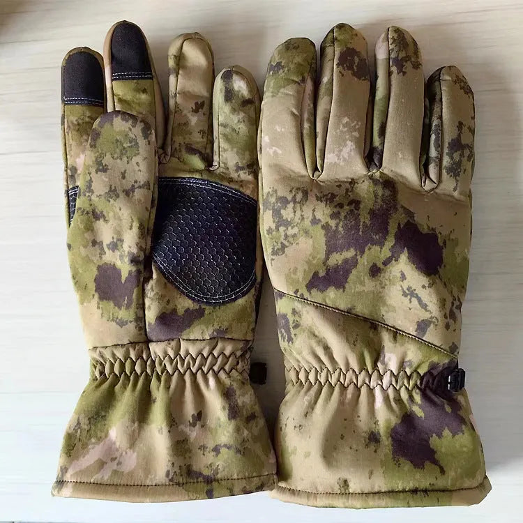Outdoor tactical ski gloves with touch screen fingertips and anti-slip palm grip in camouflage colour