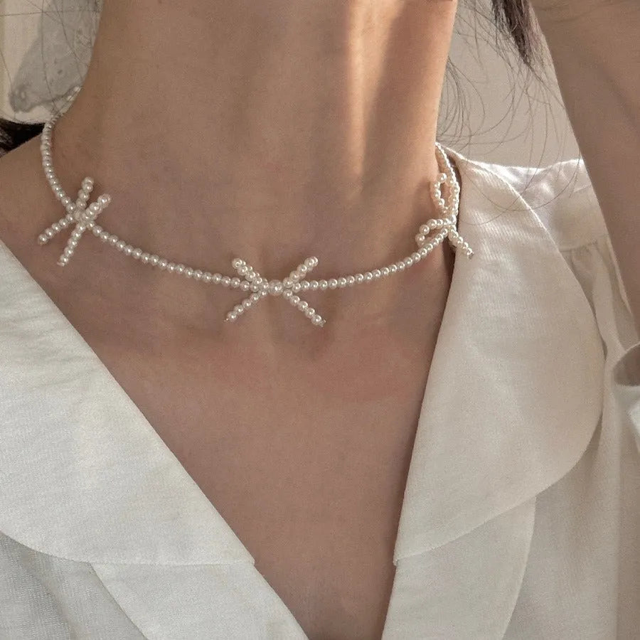 White bow pearl necklace for women with adjustable 31-40cm length and geometric design