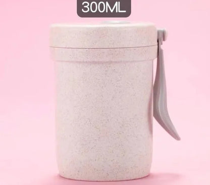 Square wheat straw lunch box with lock seal in blue, beige, or pink colours.