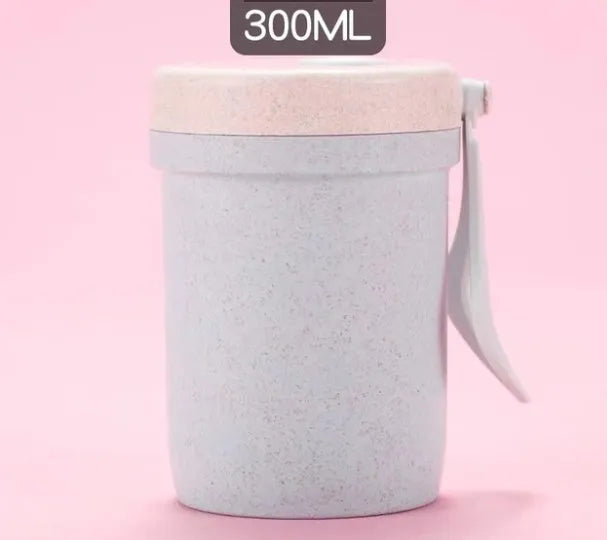 Square wheat straw lunch box with lock seal in blue, beige, or pink colours.