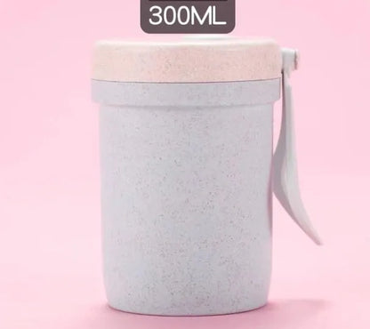 Square wheat straw lunch box with lock seal in blue, beige, or pink colours.