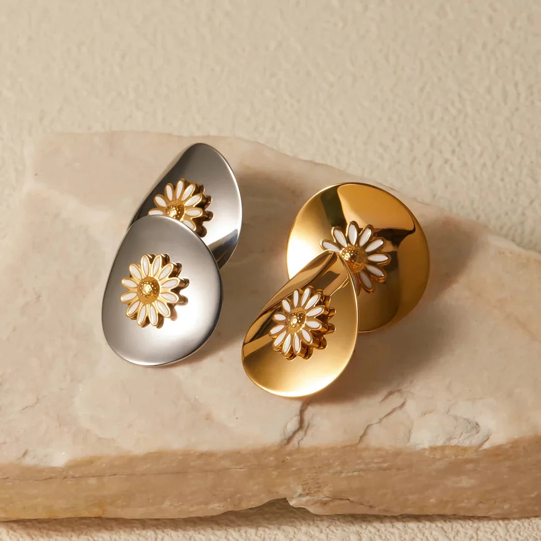 Pair of 18K gold-plated daisy stud earrings with a minimalist and elegant design