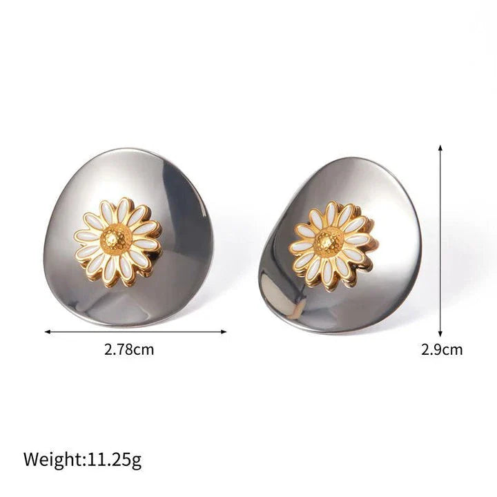 Pair of 18K gold-plated daisy stud earrings with a minimalist and elegant design