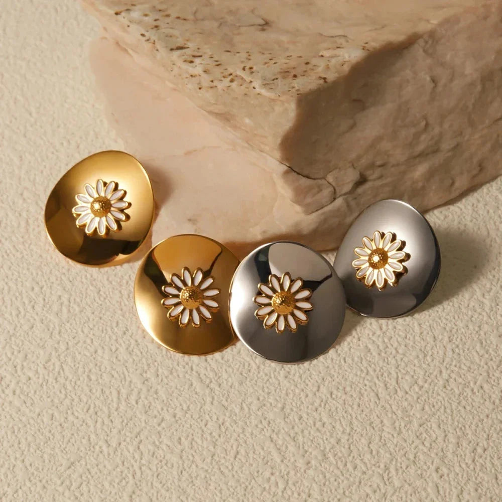 Pair of 18K gold-plated daisy stud earrings with a minimalist and elegant design