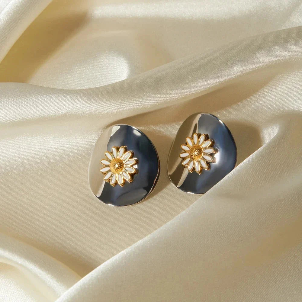 Pair of 18K gold-plated daisy stud earrings with a minimalist and elegant design