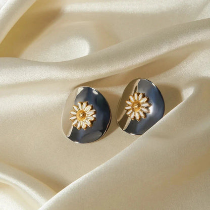 Pair of 18K gold-plated daisy stud earrings with a minimalist and elegant design