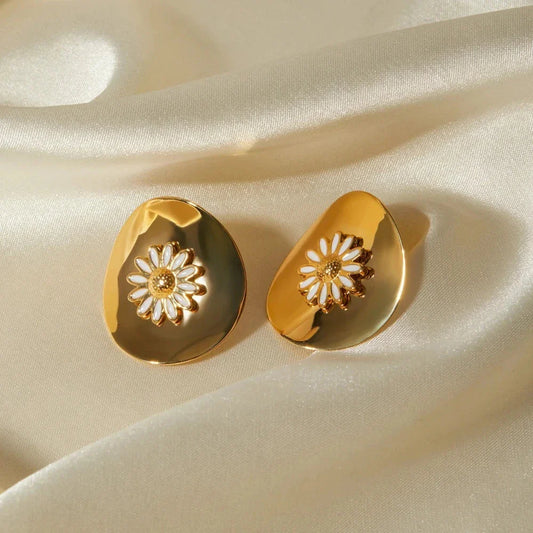 Pair of 18K gold-plated daisy stud earrings with a minimalist and elegant design