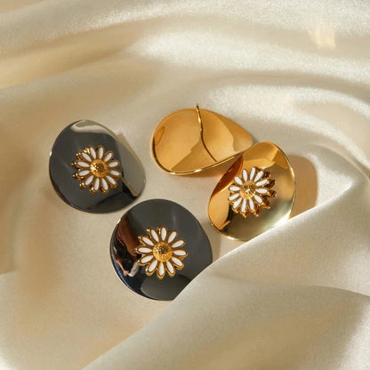 Pair of 18K gold-plated daisy stud earrings with a minimalist and elegant design