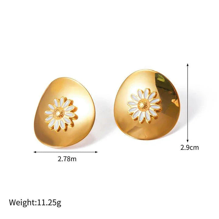 Pair of 18K gold-plated daisy stud earrings with a minimalist and elegant design