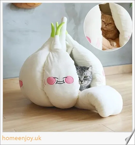A soft, white cat bed made of suede fabric and filled with plush PP cotton for your feline friend's comfort.