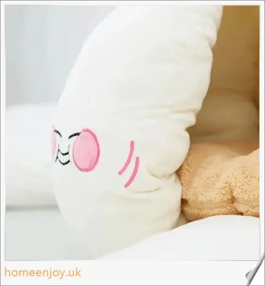 A soft, white cat bed made of suede fabric and filled with plush PP cotton for your feline friend's comfort.