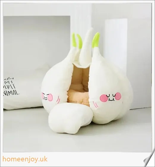 A soft, white cat bed made of suede fabric and filled with plush PP cotton for your feline friend's comfort.