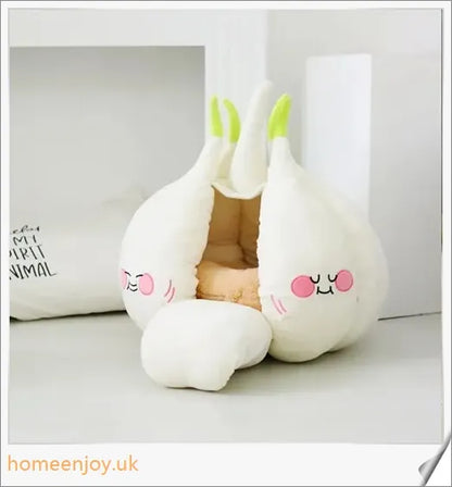 A soft, white cat bed made of suede fabric and filled with plush PP cotton for your feline friend's comfort.