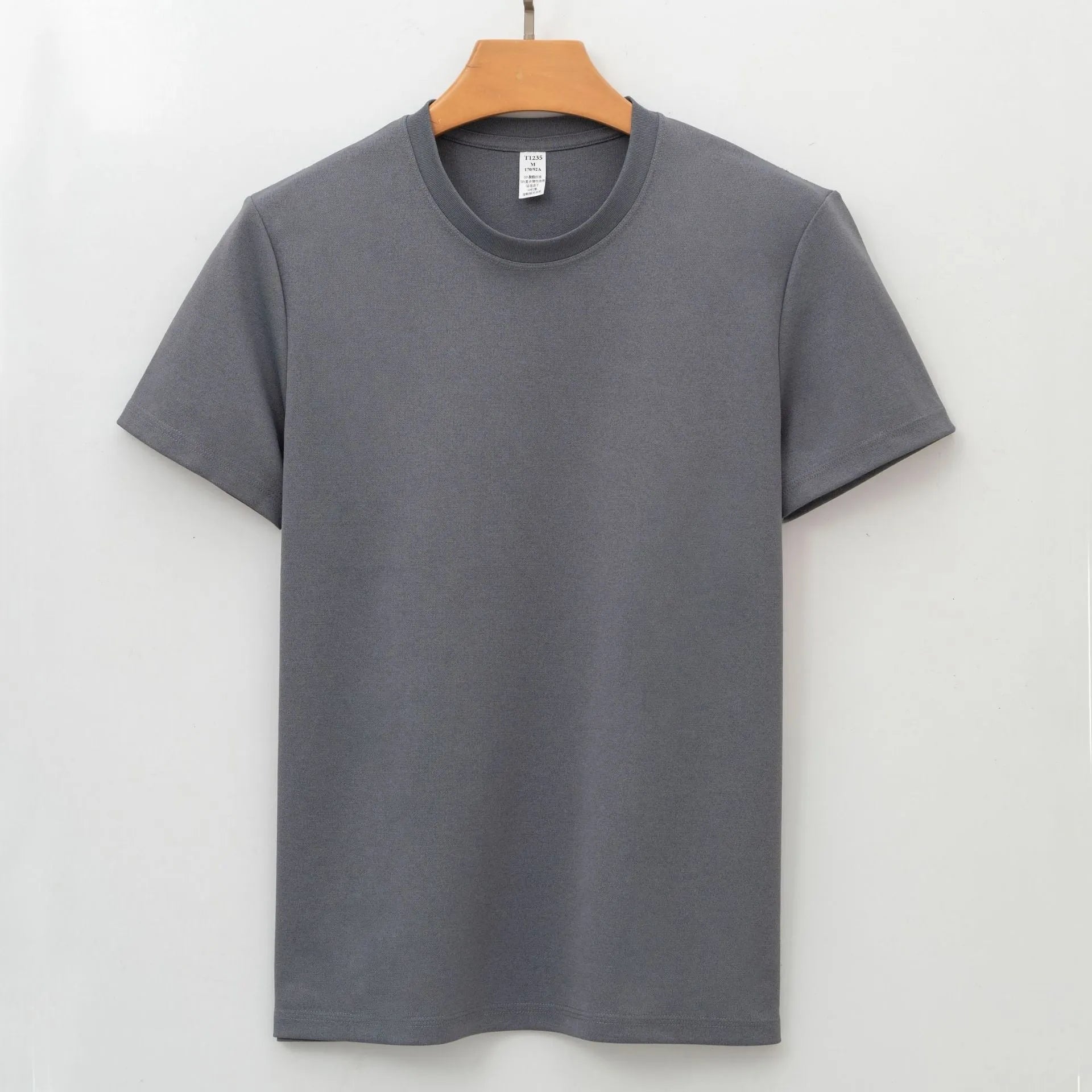 Short sleeves solid colour T-shirt with straight cut and non-iron fabric.