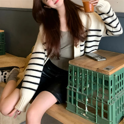 Free size 3D effect button collar autumn casual polyester cardigan